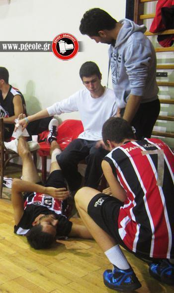 Ο Παναγόπουλος τραυματίας, δέχεται την βοήθεια του Νίκου Μαυραγάνη (παίκτη του βόλεϊ)..!!!!