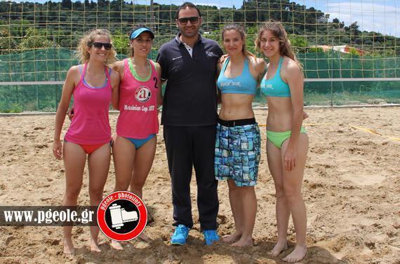 Ο Κοκόλας μαζί με τα 4 κορίτσια που εκπροσώπησαν την Παναχαϊκή στο "Beach Volley"