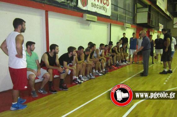 Ο πρόεδρος της ΠΓΕ Ν. Ράπτης μιλάει στους παίκτες του τμήματος μπάσκετ...