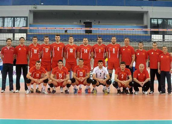 Η Εθνική ομάδα του Μαυροβουνίου... Με το 10 ο Ραντούνοβιτς (πάνω αριστερά), με το 13 ο Μεντένιτσα (κάτω κέντρο)...